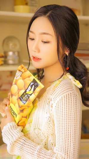 年轻的女孩在办公室推荐香水